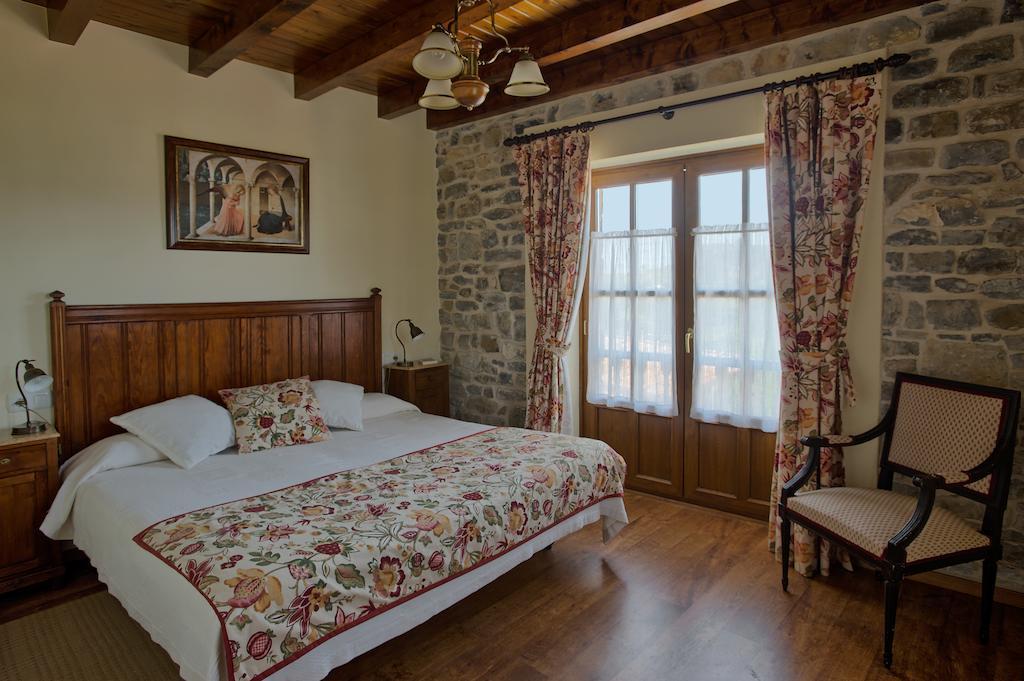 Apartamentos El Llugaron Miravalles Rum bild